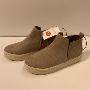 Universal Thread 7 1/2 Taupe Platform Sneaker